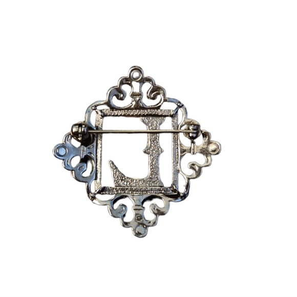 'L' Pin - Picture 5 of 5